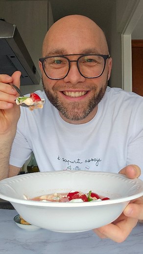 INSALATA CAPRESE 3.0 Questa semplicissima insalata è in realtà un piatto d'eccellenza: ispirato all'isola di Capri si prepara con ingredienti di altissima qualità. Nella mia versione 3.0 non sono mancati gli elementi tipici: dei succosi pomodori da cui ho estratto l'acqua, una squisita mozzarella di bufala campana DOP trasformata in crema e dell'ottimo olio extravergine d'oliva che ho deciso di non modificare. Irrinunciabile poi il basilico campano, a foglia grande e profumatissimo. Che ne dite