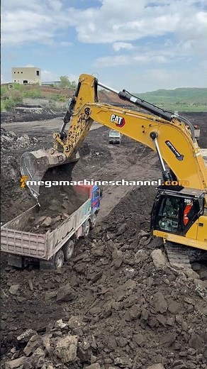 Huge Excavator In Action!