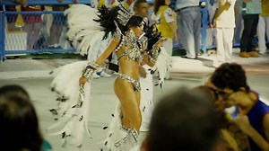 LOOOOK AT THEM - Samba dancers are an explosion of rhythm and emotion dazzling everyone in Sambadrome. Never saw them in action live? They'll leave you like this: 😱😱😱! Come to Carnaval in Rio and have the blast of your life! | Carnivalbookers