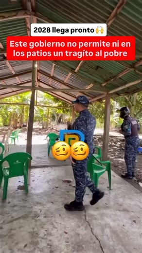 Desde cuándo es ilegal, prohibido o viola la constitución beberse un trago en el maldito patio de su maldita casa. @FarideRaful tú si jode coño, tiene el pueblo jarto con los malditos abusos @MinInteriorRD @PoliciaRD @JosePaliza @PresidenciaRD @pesqueiradiego