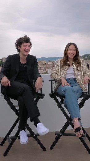 Dans « Le Temps d’aimer », Anaïs Demoustier et Vincent Lacoste incarnent un couple qui, au lendemain de la 2nd Guerre mondiale, invente un amour qui n’appartient qu’à lui, défiant les ficures imposées de l’époque. #madamecannes2023 #festivaldecannes #cannesfilmfestival #vincentlacoste #anaisdemoustier #interview