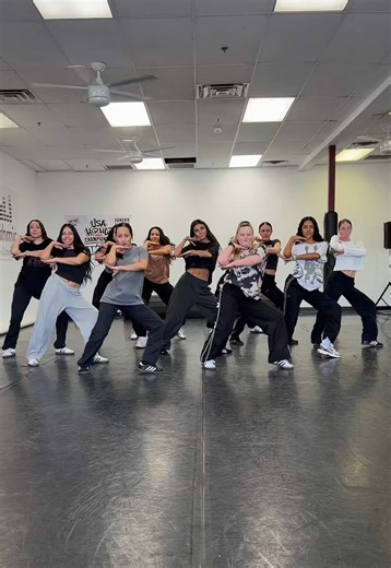 The ladies of Key Elements dance crew : @mai🖤 @Damaris| HTX| NBA Dancer