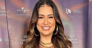 Simone exibe corpo em look transparente e divide opiniões: 'Criticou Simaria e está igual'