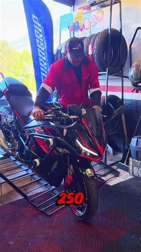 Mantenimiento obligatorio para toda motocicleta ✅ Hoy fue el turno de esta Shineray Chief 2 Pro En *MotoFast* nos encargamos de dejar tu motocicleta al 100 👉 Más información en el link de nuestro perfil 📍 Encuéntranos en Quitumbe, La Villaflora y Machachi #shineray #motociclista #motos #motorcycle #motero