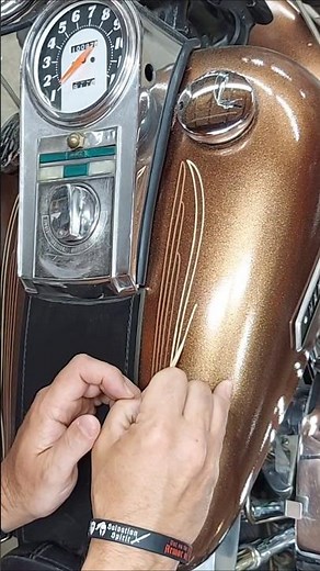 #harleydavidson #pinstriping #motorcycle #handpainted #freehand #art #satisfying #viral #shorts