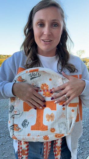 🧡🤍 THE VIRAL TENNESSEE QUILTED BACKPACK IS HERE! 🤍🧡 You’ve seen it everywhere — now it’s finally back at Brumley’s Expressions! Our Quilted Tennessee Backpack is the ultimate mix of Vols pride boutique style 🎒✨ 🔥 Why It’s Going Viral: Quilted perfection with that on-trend puffed look Tennessee orange white detailing (GO VOLS!) 🧡 Spacious, lightweight, and game-day approved Adjustable straps, zipper pockets, and all the comfort you need Works as a backpack, diaper bag, or stylish travel es