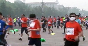 Smog hinders runners at Beijing Marathon