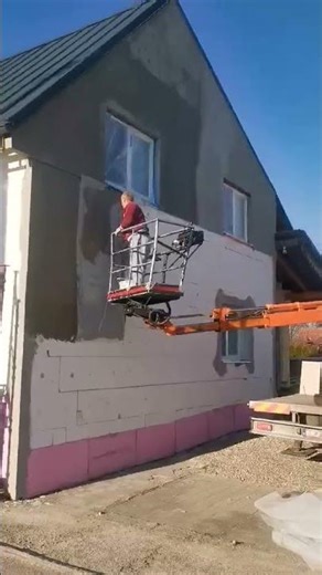 Premena fasády, stavebné práce s pomocou pracovnej plošiny Rekonštruujte aj vy ľahšie a bezpečnejšie