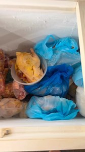 10K views · 255 reactions | Tratei 7 galinhas de uma vez pra colocar no freezer. Como eu já expliquei pra vocês, quando chega no ponto de abate não podemos ter dó não, porque galinha come todo dia, e o lucro vai pro ralo. No freezer ela não come milho não 藍 | Debora Silva | Facebook