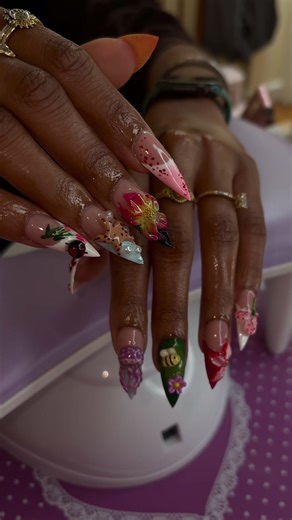 I love my clients y’all test my skills and just come up with sets that express yourselves 🥹💕💕 Even if the set makes no sense or has theme I still get it😌😙 Dm @nails_byshei if you’d like to book your next set💅🏽🤗 Everything I used 💅 ✨Gel-X✨-@apresnailofficial ✨Top Coat✨-@nails_and_blinks ✨Gel Polish✨- @elegancenailsupply and a bunch of other stuff I can’t remember🤦‍♀️ ✨Cuticle Oil✨-@glammedbydulcee ✨Rhinestone Glue✨-@zulaysnailshop #nailsbyshei #nailartist #nailart #newset #nailsandblink
