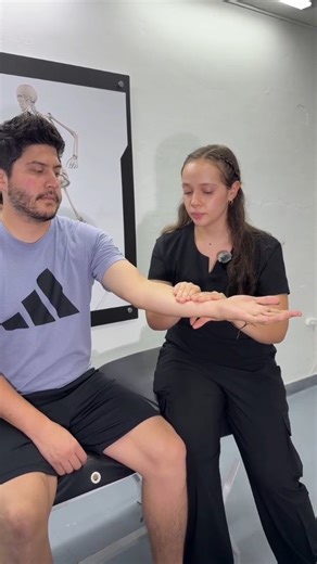 Sospechas de lesión del labrum glenoideo o tendinopatía del bíceps? El Test de Speed es una herramienta clínica útil para orientarnos. 🔹 Posición del paciente: • Hombro en flexión • Codo extendido • Antebrazo en supinación 🔹 Indicaciones: Le pedimos al paciente que resista la fuerza sin dejar bajar el brazo (resistencia isométrica). Contamos 1, 2, 3. 🔹 Test positivo: Si el paciente refiere dolor en la corredera bicipital o en la región anterior del hombro. Este test nos ayuda a corroborar com