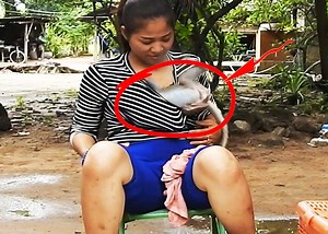 Baby Alien & Angel They Like to Take a Shower Very Much | Monkey Family