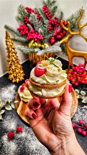 Angelika Rawińska on Instagram: "Przepyszne ciastka z kremem z bialej czekolady i malinami! Idealne gdy znudziłam się nam już serniki i makowce 😅👌 Na 6 szt. Okrągłe ciastka Krem: 300ml smiatanki 30% 300g bialej czekolady 300g mascarpone Maliny Do ozdoby maliny, rafaello i płatki migdałów Smiatanke podgrzewamy i dodajemy pokrojona biała czekoladę. Mieszamy do rozpuszczenia. Chłodzimy i przekładamy do lodówki na kilka godzin. Następnie miksujemy z mascarpone do uzyskania sztywnego kremu. Wyciska