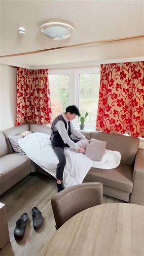 Completely normal everyday scenarios 🤓 (Modern Eruri Cosplay) #eruri #leviackerman #levicosplay #erwinsmith #aot #aotcosplay #snk