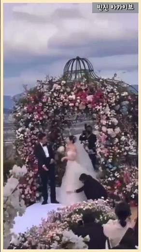 Hyun Bin and Son Ye-jin dancing and kissing at a wedding
