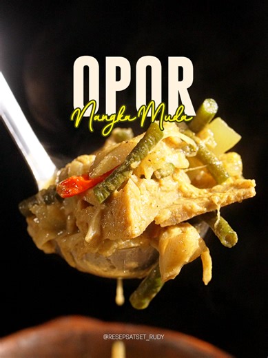 Opor Ayam minggir dulu, Nangka Muda mau lewat! 👑👋 Siapa sangka buah yang suka bikin lengket ini bisa Glow Up jadi Opor yang rasanya 11-12 sama daging sapi? Seratnya dapet, gurihnya nampol! 💡 Serving Suggestion: Wajib banget dimakan pake LONTONG BALADO TELUR. Sumpah, combo-nya bahaya banget bikin gagal diet! 😭🍛 Jangan lupa di SAVE buat menu buka puasa nanti! 👇 Opor Nangka Muda Bahan 1 : \t•\t250 Gr Nangka Muda (potong serasi). Bahan 2 (blender): \t•\t6 Buah Bawang Merah. \t•\t1 Sachet Desak