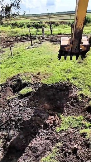 proses pengerjaan penggalian untuk pemasangan tower.