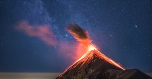 How I Photographed an Erupting Volcano in Front of the Milky Way