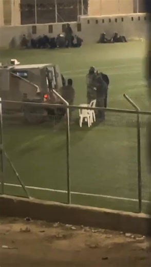 في الوقت الذي تواصل فيه منتخباتنا الوطنية تمثيل فلسطين في مختلف الاستحقاقات الدولية، ورفع علمها في المحافل الرياضية حول العالم… تستمر قوات الاحتلال الإسرائيلي في انتهاكاتها المتكررة بحق الرياضة الفلسطينية، من خلال تحويل الملاعب - التي يفترض أن تكون مساحة للتنافس الشريف وتطوير المواهب- إلى ميادين اعتقال وترويع. 🔴 يُظهر هذا المقطع قيام قوات الاحتلال باقتحام بلدة صوريف شمال الخليل، وتنفيذ حملة اعتقالات وتحقيق ميداني داخل أحد الملاعب، في مشهد يعكس حجم المعيقات التي تواجهها المنظومة الرياضية الفلسطي