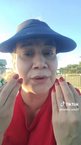 Protetor solar FPS 99 que deixa a pele sequinha e com toque aveludado? SIM! 😍 O da Anasol virou meu vício: ✔️ Antioleosidade real (adeus pele brilhando) ✔️ Toque seco efeito matte ✔️ Proteção MUITO alta contra o sol Perfeito pra quem tem pele oleosa e quer aquela pele linda sem grudar ✨ Sério… não vivo mais sem! #anasol #protetorsolar #skincare #peleoleosa #rotinadeskincare
