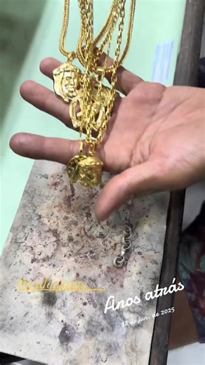 Colar rabo de raposa prata banhada a ouro: detalhes e medalhas