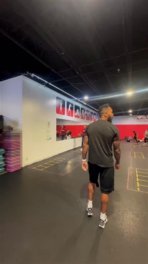 🥊 Cours pour jeunes (8 à 17 ans) 🥊 Les lundi, mercredi et vendredi de 16h30 à 18h00 ! Une super façon de développer la confiance, la discipline et le plaisir de bouger 💪🔥 Viens apprendre à boxer dans une ambiance motivante et encadrée à l’Académie Frontenac 👊 👉 Pour plus d’infos ou pour t’inscrire, écris-nous en MP ! AcadémieFrontenac #BoxeJeunes #CoursDeBoxe #JeunesAthlètes #BoxeEnfants #BoxeAdos #BoxeFormation | Académie Frontenac