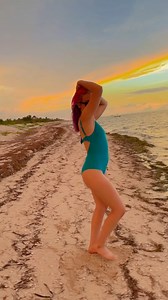 La chica del bikini azul🩱🩵 ¿Qué tal el atardecer en la playa? Combinó bien bonito con mi bikini✨ #bikinis #beach | Anny Martínez