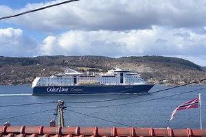 17K views · 757 reactions | Color Magic utenfor Drøbak i dag! ⛴Har du lurt på hvorfor hun flere ganger i uken tar seg en svipptur i Oslofjorden? Det er fordi hun gjør plass til Color Carrier som laster og losser frakt på Hjortneskaia. Fraktskipet seiler tre ganger i uken med gods til Kiel. | Color Line | Facebook