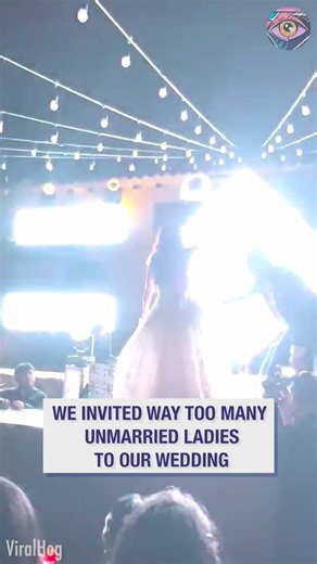 Bouquet toss turning into a full battle | Bright Side