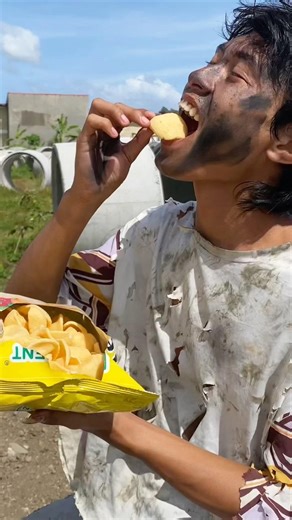 homeless boy showing a kindness and respect #emostional #kindness #sad #viral #shorts