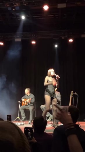 Jessie J cantando “Price Tag” em seu primeiro show da