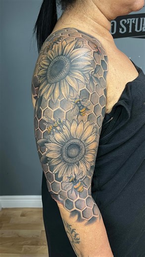 I love sessions with Serena 💕 “let’s cover my upper arm with sunflowers, honey bees, bumble bees and honey combs” say no more 💁🏽‍♀️ (17ish hrs) | Painted Pain Tattoo Studio