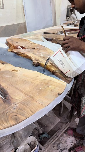 Pouring Epoxy in our New Round Epoxy Dining Table #epoxytable #diningtable #woodtable #homefurnishing #epoxytabletop #epoxyresintable #epoxywoodworking #epoxypour