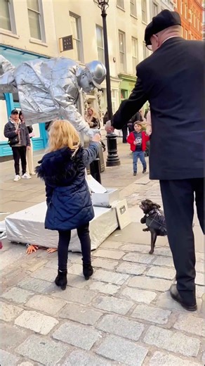 How Silverman Statue works magic on dogs. #livingstatue #performer #floating