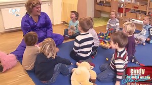 Cindy aus Marzahn Show: „Mein erster Tag im Kindergarten“ – Cindy zwischen Chaos, Kindern und Kakao🧸🍫 Cindy erlebt ihren ersten Tag als Kindergärtnerin – mit braunen Bananen, Schaumkuss-Wettessen 🍫und jeder Menge kindlichem (und erwachsenem) Chaos. 🎈😂👉Habt euch lieb und respektiert euch.💕🌈🫶🏼 #ilkabessin #cindyausmarzahn #comedy #selbstliebelernen #sichselbstnichtsoernstnehmen #familie ♥️ | Ilka Bessin