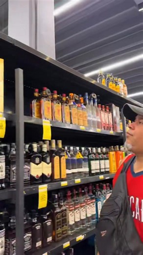 Jose manuel almanzar mendoza on Instagram: "#semanarecord #colmado #bodega #pulperia #colmadosemnana #risa #humor #comedia #pregunta #preguntas #humor #semana #risas #rd #comedias"