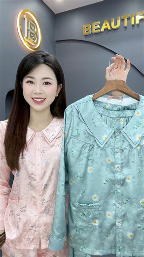 😌Ở NHÀ CŨNG PHẢI SANG CHO ĐỠ UỔNG NHAN SẮC Bộ mặc nhà lụa gấm xịn xò, mặc vào là thấy mình giàu hơn 3 phần ✨ Vải mát, mềm, rũ đẹp, nằm – ngồi – tiếp khách đều auto lịch sự Form dễ mặc, không kén tuổi, không sợ bị nói “ở nhà mà xuề xòa” 😆 🔥 Deal đang SALE NGON, không chốt hôm nay là mai tiếc liền 👉 BẤM MUA ĐI – LỤA GẤM KHÔNG ĐỢI AI ĐÂU! 🛒💥 =============================== 𝐁𝐄𝐀𝐔𝐓𝐈𝐅𝐔𝐋 - 𝐓𝐇𝐎̛̀𝐈 𝐓𝐑𝐀𝐍𝐆 𝐂𝐀𝐎 𝐂𝐀̂́𝐏 🏛 Công Ty Hà Thanh Bắc - HT Lô S5-18 Cụm Sản Xuất Tân Triều -