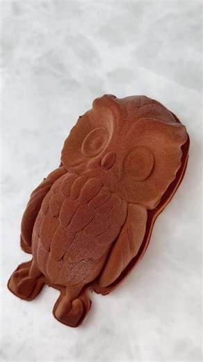 Plongez au cœur de notre Bûche Hibou, la touche fraîcheur de vos fêtes, disponible en précommande ✨ Biscuit citron moelleux, croustillant amande, caramel yuzu et agrumes vibrants : une bûche acidulée et raffinée pour finir le repas en légèreté. 🍋🍊 #christmas