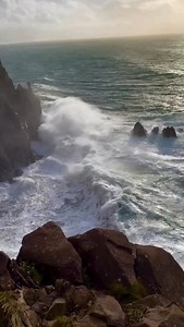 Sunny skies don’t always mean calm seas. On the Oregon Coast, sneaker waves can surge without warning, rushing high up beaches, rocks, and jetties. Please stay alert and explore with care this season. ✅ Check tide and weather forecasts before heading out ✅ Know local tsunami evacuation routes ✅ Never turn your back on the ocean — sneaker waves strike fast ✅ Stay off driftwood, rocks, and jetties — they can be slippery and unstable ✅ Experience the magic of Oregon’s winter waves — from a safe dis