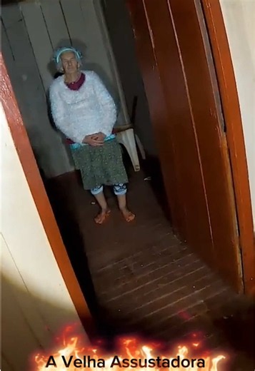👵🏻💀 A Velha Assustadora – Parte 2 😨 Você teve coragem de assistir à Parte 1… mas agora a história fica muito mais sombria. Dizem que quem encontra essa velha nunca mais é o mesmo… ⚠️ Assista até o final, se tiver coragem! 😱 Comenta: “EU NÃO TERIA CORAGEM” e marca aquele amigo que ama histórias de terror. 👁️ Siga @EmBuscaDeLendas para não perder a Parte 3! #terror #lendas #historiasdeterror #renatogarcia #caçadoresdelendas
