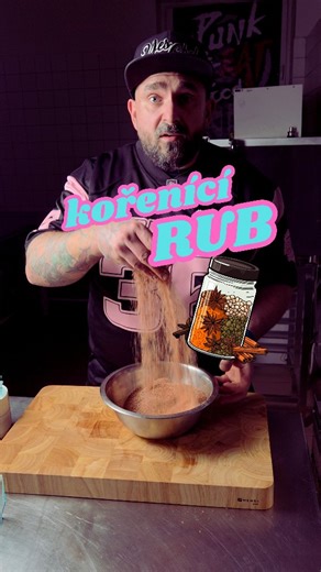 KOŘENÍCÍ RUB - suchá marináda na maso! Maso bez rubu je jako burger bez housky. 🔥 K čemu je rub dobrý? ▪︎dodá masu chuť až do hloubky ▪︎vytvoří krásnou kůrčičku (crust) ▪︎zvýrazní kouřovou a grilovanou chuť 🥩 Na co se rub používá nejčastěji? ▪︎žebra ▪︎trhané maso (pulled pork/beef) ▪︎brisket - hovězí hrudí ▪︎kuře ▪︎steaky ▪︎ale klidně i na hranolky nebo grilovanou zeleninu 🔪RECEPT: 🐷RUB NA VEPŘOVÉ 225g cukru 112g soli 56g uzené papriky 3 lžíce sušeného česneku 2 lžíce sušené cibule 1 lžíce m