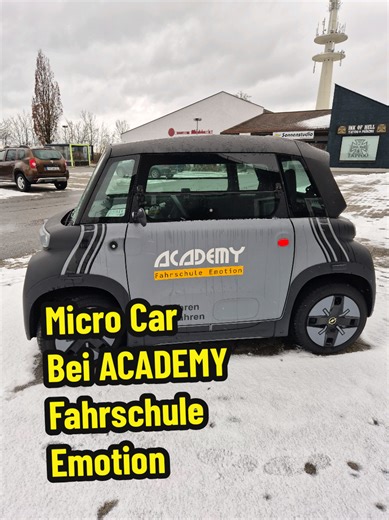 Warum nur träumen, wenn du schon mit 15 ein Microcar fahren kannst? ✅ Immer trocken unterwegs – egal bei welchem Wetter ✅ Musik, Heizung & USB wie im echten Auto ✅ Kein Helm – Frisur sitzt 😉 ✅ Platz für Freunde & Gepäck ✅ Sicherer als ein Roller ✅ Auch im Winter mobil bleiben ✅ Easy parken – passt überall rein ✅ Stylisch, elektrisch, umweltfreundlich 👉 Jetzt anmelden & unabhängig durchstarten bei der ACADEMY Fahrschule Emotion GmbH 📲 www.academy-fahrschule-emotion.de Infos 0171 7234704 Infos 