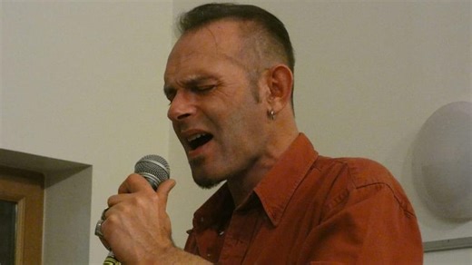 Il avait travaillé avec Johnny Hallyday et Michel Sardou : le chanteur Anthony Chaplain nous a quittés à 42 ans