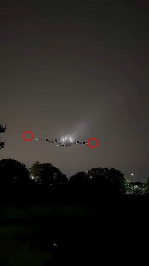 Why Airplane Wings Have Red Green Lights🛩️🌙 #hashtagfbreelsviral #hashtagfbreelsvideo #dreamlifter747 #aviation #fblifestyle | GrindMode