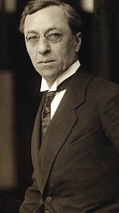 4.9K views · 486 reactions | Wassily Kandinsky was a renowned artist and pioneer of the abstract art movement. He was a master of color and form, redefining artistic boundaries in his work. His unique art pieces and theories have had a profound influence on the art world to this day. #art #wassilykandinsky #bauhaus | Bauhaus Movement | Facebook