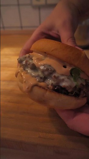 Smash burgers done right ✨ Recipe ⬇️