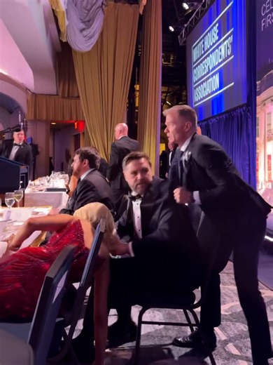 🔴 Otro video muestra el momento en que JD Vance y Trump fueron evacuados por el Servicio Secreto al escucharse disparos en el Hotel Hilton de Washington D.C., donde se realizaba una cena con corresponsales de prensa. Una persona, identificada como un hombre de 30 años residente de California, fue arrestada mientras se requisa su apartamento. Las autoridades dijeron que los indicios preliminares indican que actuó sola y que se hospedaba en el mismo hotel del evento.