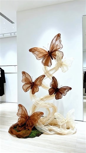 L on Instagram: "The simple yet beautiful butterfly display window is extremely suitable for clothing stores and cafes. It is affordable and easy to transport.#windowdisplay #windowdecor #storedisplay #storedesign #storedecor #stagedecor"