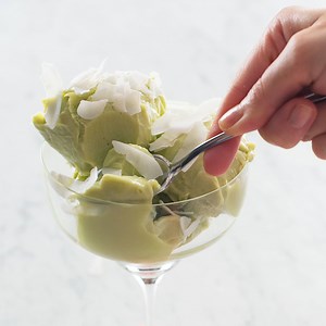 Avocado kann einfach alles - sogar super leckere Eiscreme! AVOCADO-EIS Das brauchst du für ca. 6 Portionen: 3 Avocados 400 ml Kondensmilch (gesüßt) ½ Limette (Saft) Kokosflocken zum Servieren #avocado | Kitchen Stories
