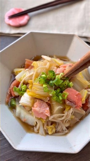 A side dish worthy of being the main course: Steamed salmon and napa cabbage in the microwave.